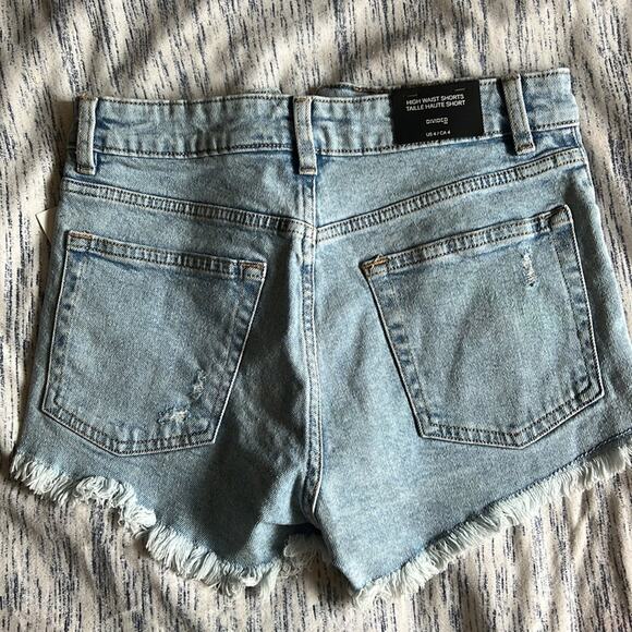 H&M divided high‎ waist distressed light wash denim size 4 94% cotton ￼ - Picture 2 of 7